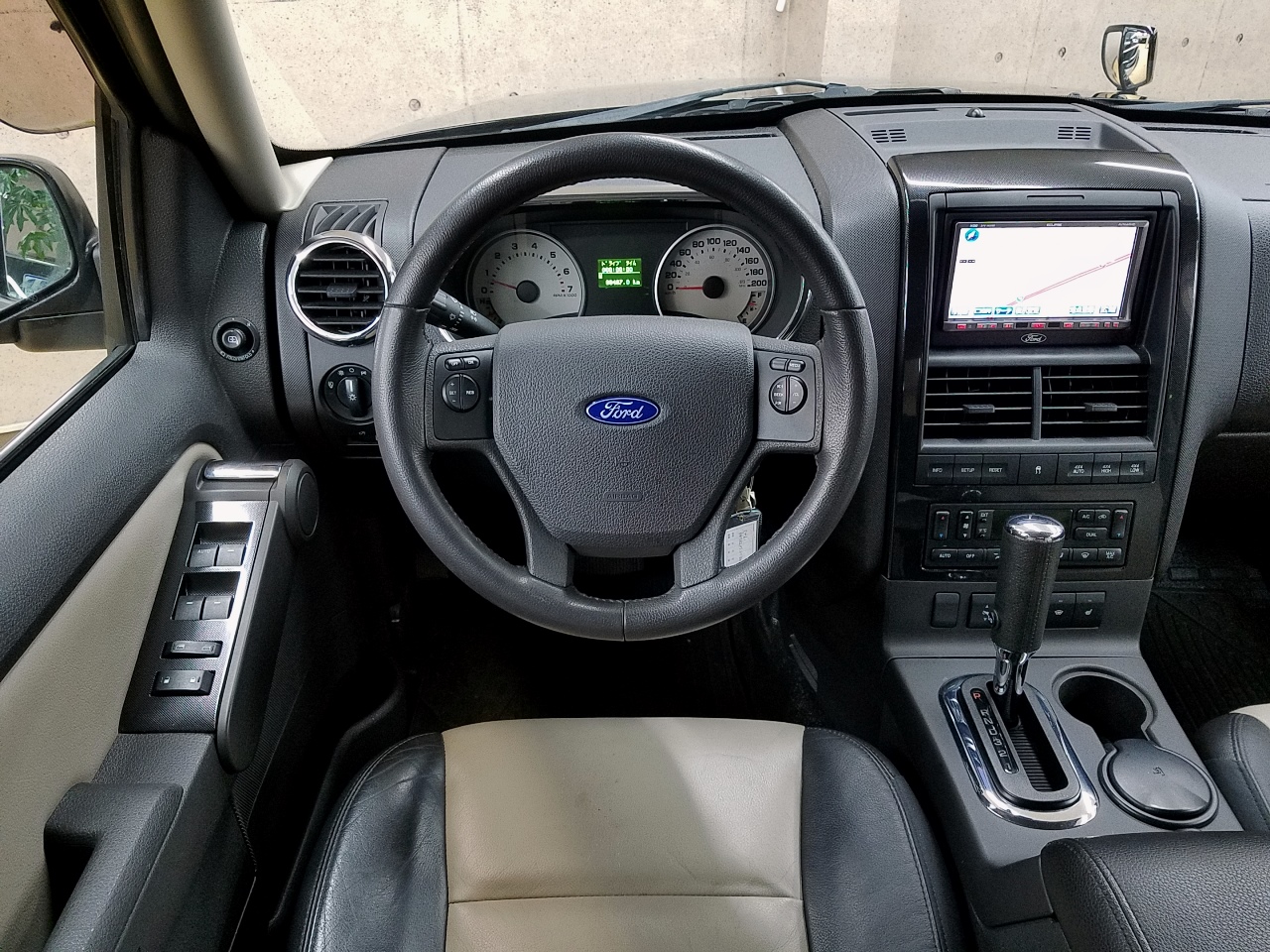 「V8 リミテッド【限定車】 本革シート 電動ガラスサンルーフ ビルトインHDDナビ&地デジフルセグTV一体機 【2009年登録車】 」詳細イメージ画像です